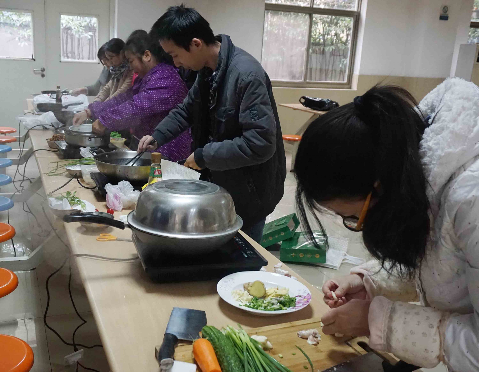 
                            魚火相逢，互展廚技，共烹友旺情！